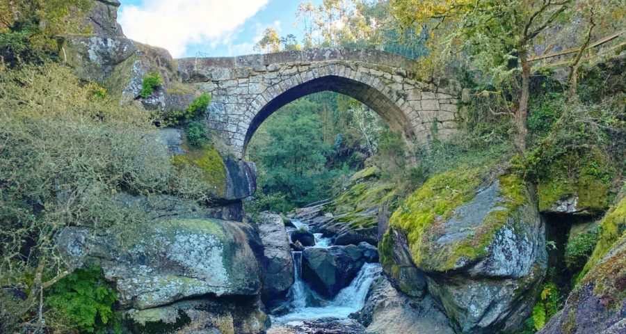 El Puente Medieval Y Las Pozas Del Río Almofrei