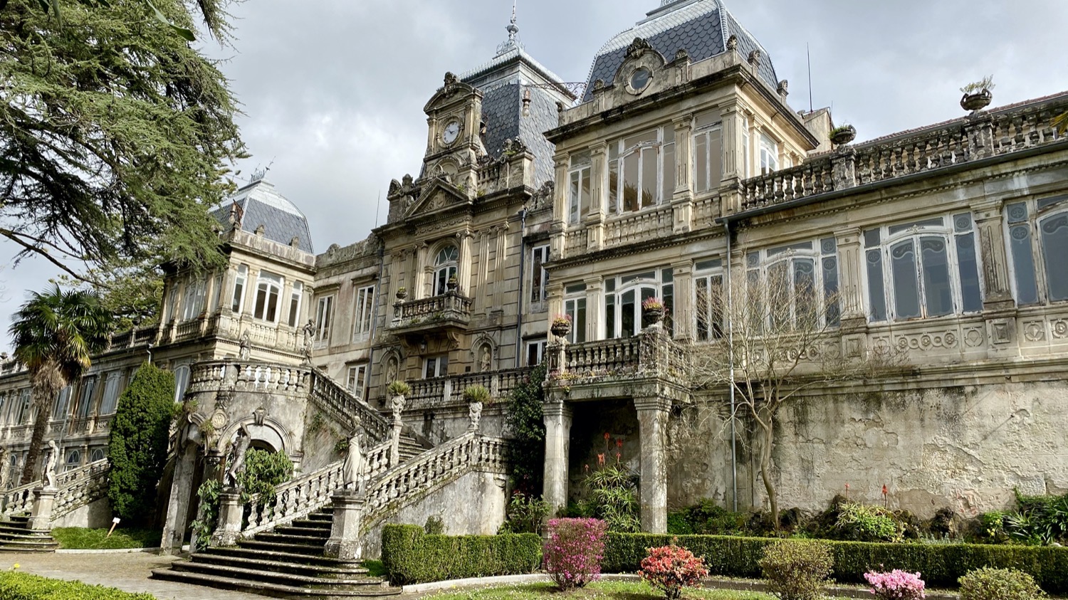 Panorámica del pazo con su escalinata y jardines románticos
