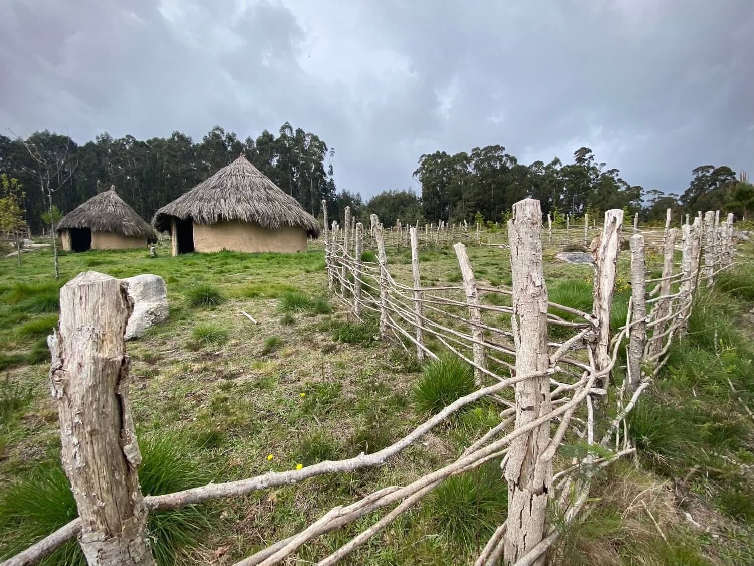 Cabañas Prehistóricas de Salcedo Guíate Galicia