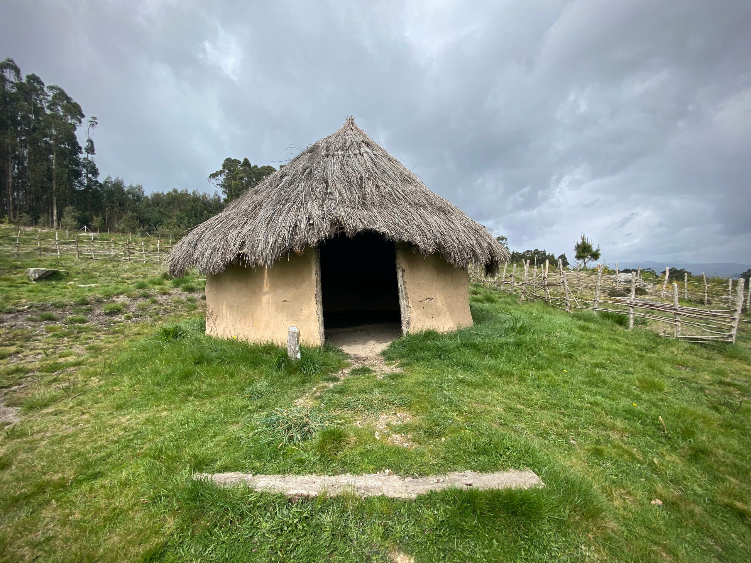 Cabañas Prehistóricas de Salcedo Guíate Galicia