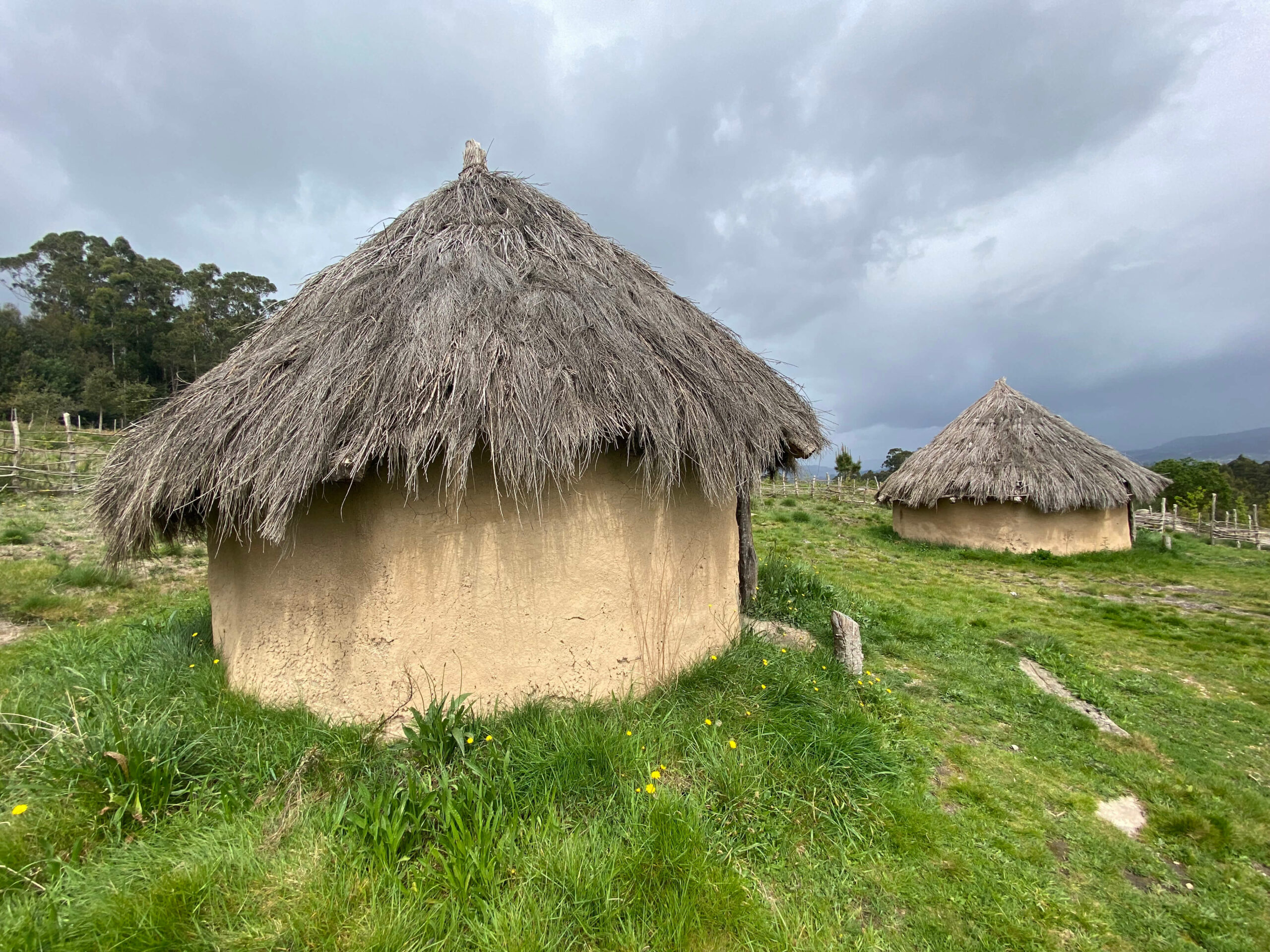 Cabañas Prehistóricas de Salcedo Guíate Galicia