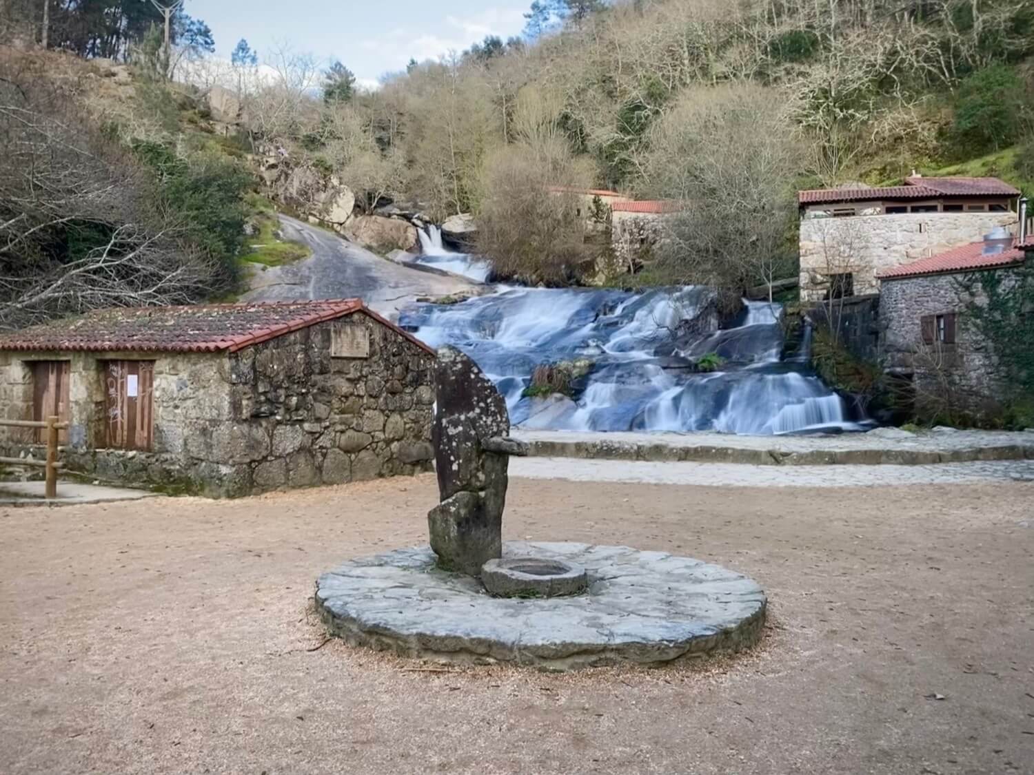 Alegaciones barricada Frustrante 17 molinos entre cascadas del Parque Natural de Barosa | Guíate Galicia