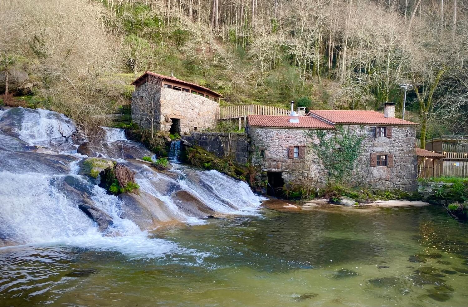 Alegaciones barricada Frustrante 17 molinos entre cascadas del Parque Natural de Barosa | Guíate Galicia